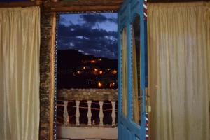 eine offene Tür mit Blick auf einen Balkon in der Unterkunft Hotel Leonor in Had Beni Chiker