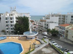 vistas a una piscina con edificios y al océano en Naturmar Praia, en Albufeira