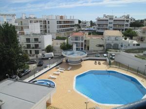 阿爾布費拉的住宿－Naturmar Praia，建筑物屋顶上的游泳池
