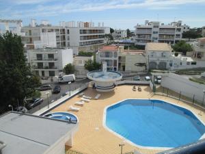 een zwembad op het dak van een gebouw bij Naturmar Praia in Albufeira