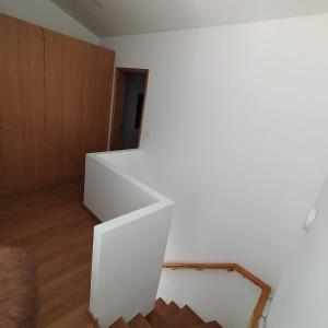 - un escalier blanc dans une chambre dotée de parquet dans l'établissement Helena's House, à Ponta Delgada