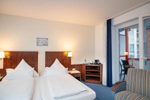 Ein Bett oder Betten in einem Zimmer der Unterkunft Hotel Seeschwalbe