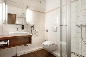 ein Badezimmer mit Toilette, Waschbecken und Dusche in der Unterkunft Hotel Seeschwalbe in Cuxhaven