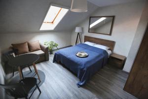 A bed or beds in a room at Pas Juste