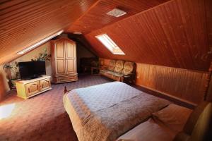 a bedroom with a bed and a tv in a room at Pas Juste in Nida