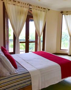 1 dormitorio con 1 cama grande y ventana en Mount Haven en Kandy