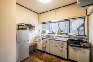 uma cozinha com utensílios de aço inoxidável e uma janela em Classic Japan Living Kikuya em Fujikawaguchiko