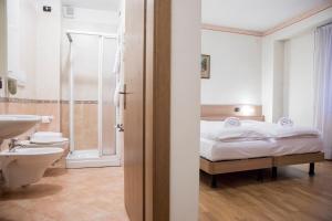 Koupelna v ubytování Active Hotel Rosat + 37 fotografií