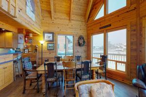 una sala da pranzo con tavolo e sedie di Kick Back Cabin a Pagosa Springs