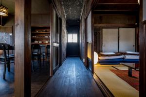 富士河口湖町にあるClassic Japan Living Kawamurayaの二段ベッド2台とテーブルが備わる客室です。