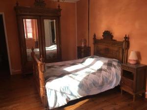 莫南的住宿－Chez Jojo，一间卧室配有一张床和一面大镜子