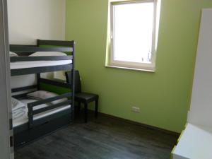 Двухъярусная кровать или двухъярусные кровати в номере Ferienwohnung am Seglerhafen