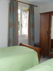 Schlafzimmer mit einem Bett und einem Fenster in der Unterkunft Gite à la ferme Les places in La Chapelle-Bertrand
