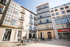 un grupo de edificios con mesas y sillas en una calle en DWO Ábaster en Soria