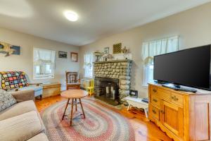 sala de estar con TV y chimenea en Cottage on the Cove, en Wells