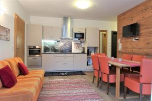 eine Küche und ein Esszimmer mit einem Tisch und Stühlen in der Unterkunft Mountain-Apart Simonhof in Maria Alm am Steinernen Meer