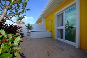 Rõdu või terrass majutusasutuses Burano Yellow Villa