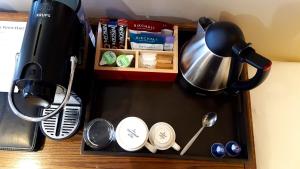 Příslušenství pro přípravu čaje a kávy v ubytování The White Hart