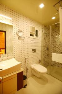 a bathroom with a toilet and a sink and a shower at Casa Allay in Cochin