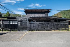 富士河口湖町にあるClassic Japan Living Kawamurayaの門前の古木造建築