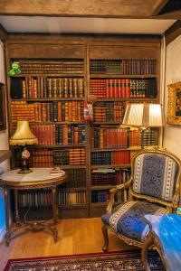 a room with a book shelf filled with books at Vikerkaare Villa in Tartu