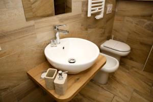 bagno con lavandino e servizi igienici di Vatican Comfort Suites a Roma
