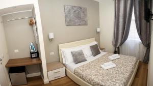 una piccola camera con letto e specchio di Vatican Comfort Suites a Roma
