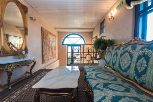 a living room with a couch and a table and a mirror at Vikerkaare Villa in Tartu