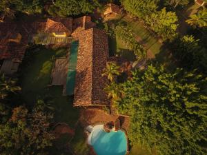 una vista aérea de una casa con piscina en Villa Galiileu Ilhabela, en Ilhabela