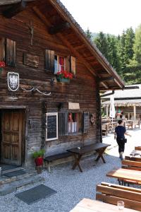 a wooden building with a bench in front of it at Apartments im Herzen von Innsbruck in Innsbruck