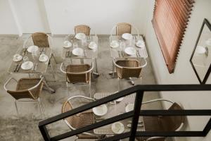 una mesa con sillas y platos encima en CASA AZUL LA GARRUCHA, en Jardín