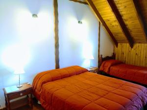 a bedroom with a bed and a lamp at Lo de Guille in El Chalten