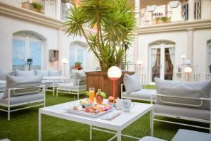 圣马丹德雷杰特酒店的房间里的桌子上放着一盘食物