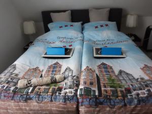 een bed met een dekbed met twee fietsen erop bij Dendolili room in Amsterdam