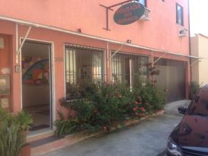 Pousada dos Sonhos في انغرا دوس ريس: مبنى أمامه باقة ورد