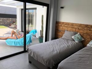 kobieta leży w hamaku na patio w obiekcie Casa Los Lajares w mieście Lajares +37 zdjęć