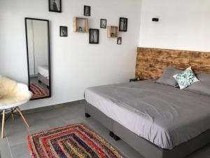 Łóżko lub łóżka w pokoju w obiekcie Casa Los Lajares