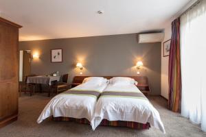 Postel nebo postele na pokoji v ubytování Logis Hotel Restaurant A L'Etoile