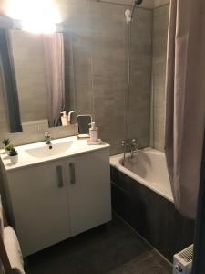 un baño con lavabo y bañera en Marina, en Narbona 79 fotos más