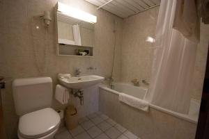 Ein Badezimmer in der Unterkunft Hotel de la Vieille Tour