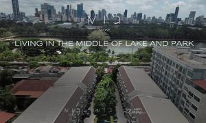 un panneau indiquant vivre au milieu du lac et du parc dans l'établissement MIQ Asoke808 Pool Villa - Asoke BTS 16 Pax, à Bangkok