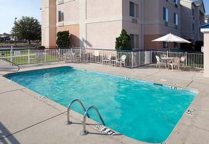 una gran piscina azul frente a un edificio en Country Inn & Suites by Radisson, Fayetteville I-95, NC en Fayetteville