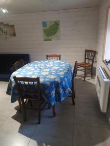 een kamer met een tafel en stoelen en een toetsenbord bij Gîte du Plainet in Ronchamp
