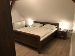 ein Bett mit zwei Kissen auf einem Zimmer in der Unterkunft Drum &Dran in Kühlungsborn