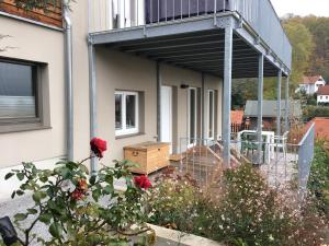 eine Veranda eines Hauses mit Balkon in der Unterkunft Ferienwohnung Emma in Dresden