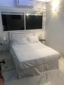 Uma cama ou camas num quarto em Apart Hotel Delphin Guaruja