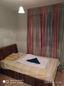 Un dormitorio con una cama con una camisa. en Apartment Center, en Varna