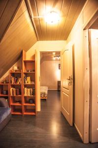 Pokój na poddaszu ze schodami i pokojem z drzwiami w obiekcie Domek Epona w Szklarskiej Porębie