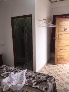 een slaapkamer met een bed, een kast en een deur bij Matus Guest House in San Ignacio