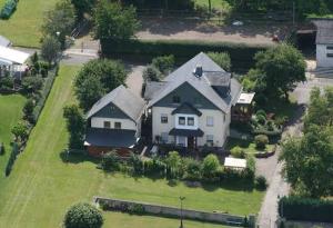 una vista aérea de una casa con patio en Ferienwohnung Kirchblick, en Heyweiler